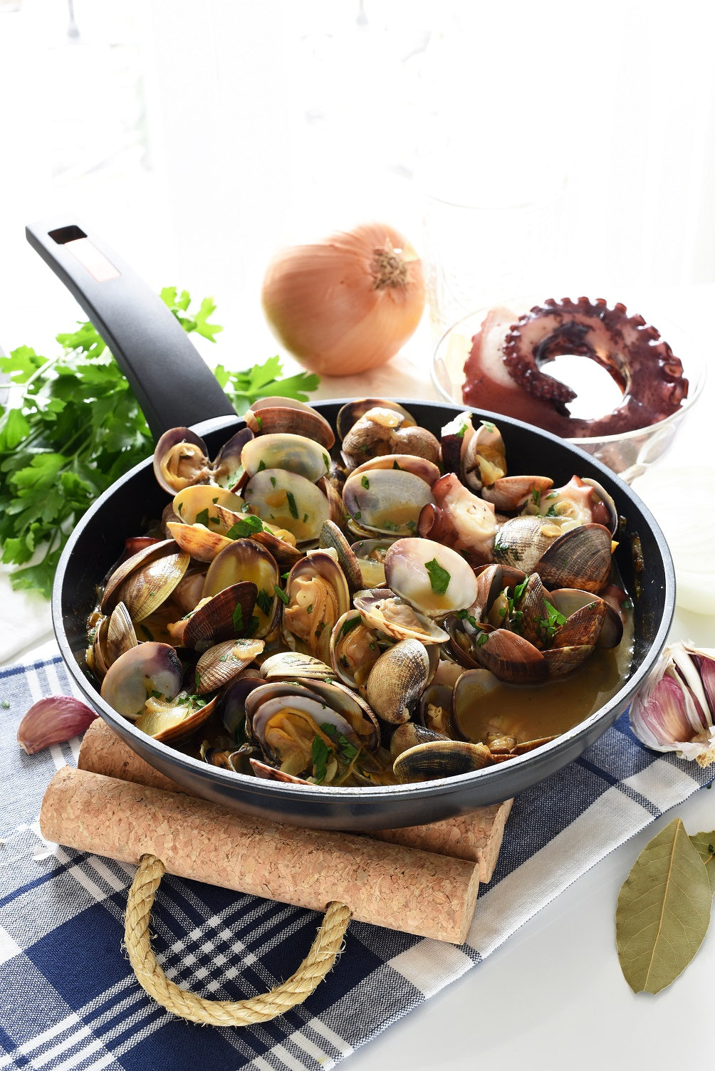 Vongole con polpo in padella