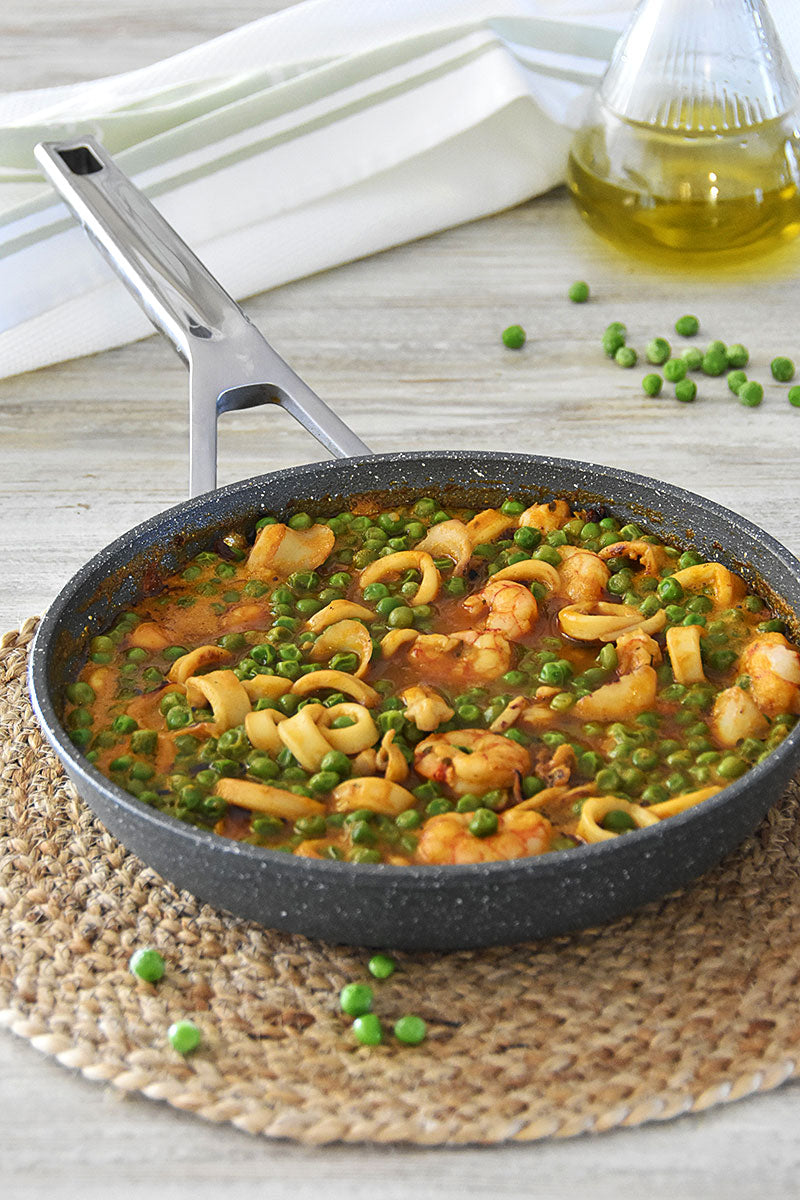 Calamares mit Erbsen und Garnelen