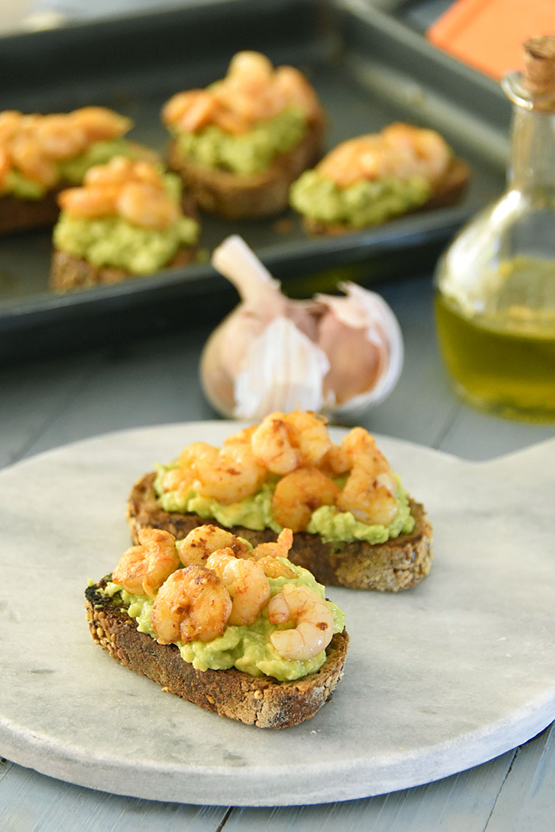 Bruschetta mit Avocado und Garnelen