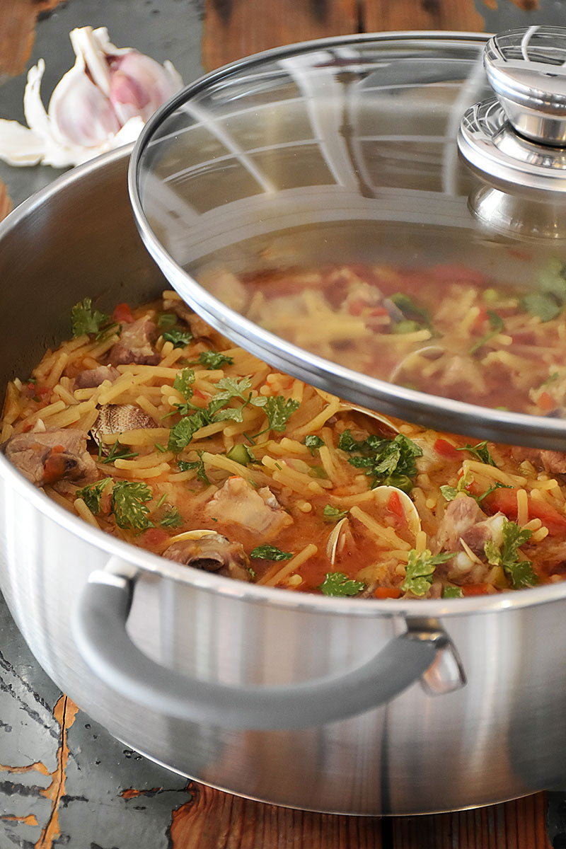 Casserole noodles with ribs and clams