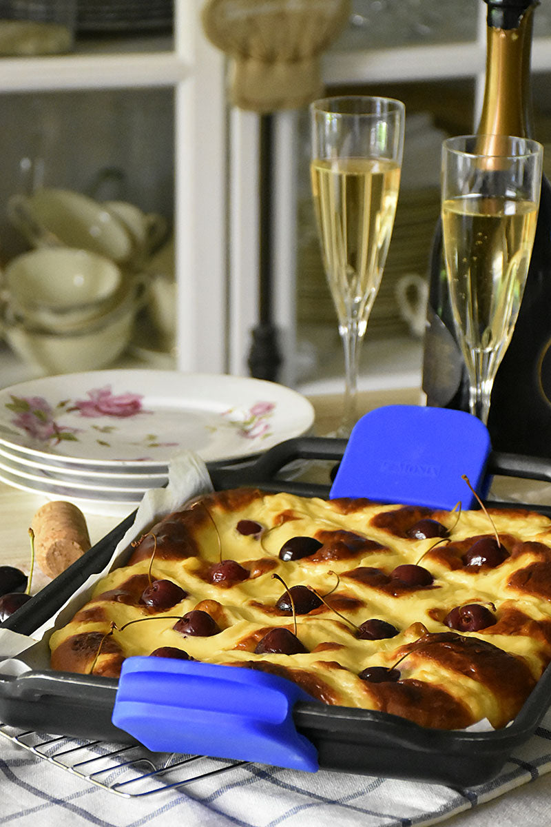 Coca di San Juan con crema e ciliegie