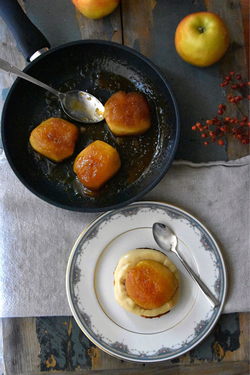 Crujiente de manzana tatin con crema de caramelo
