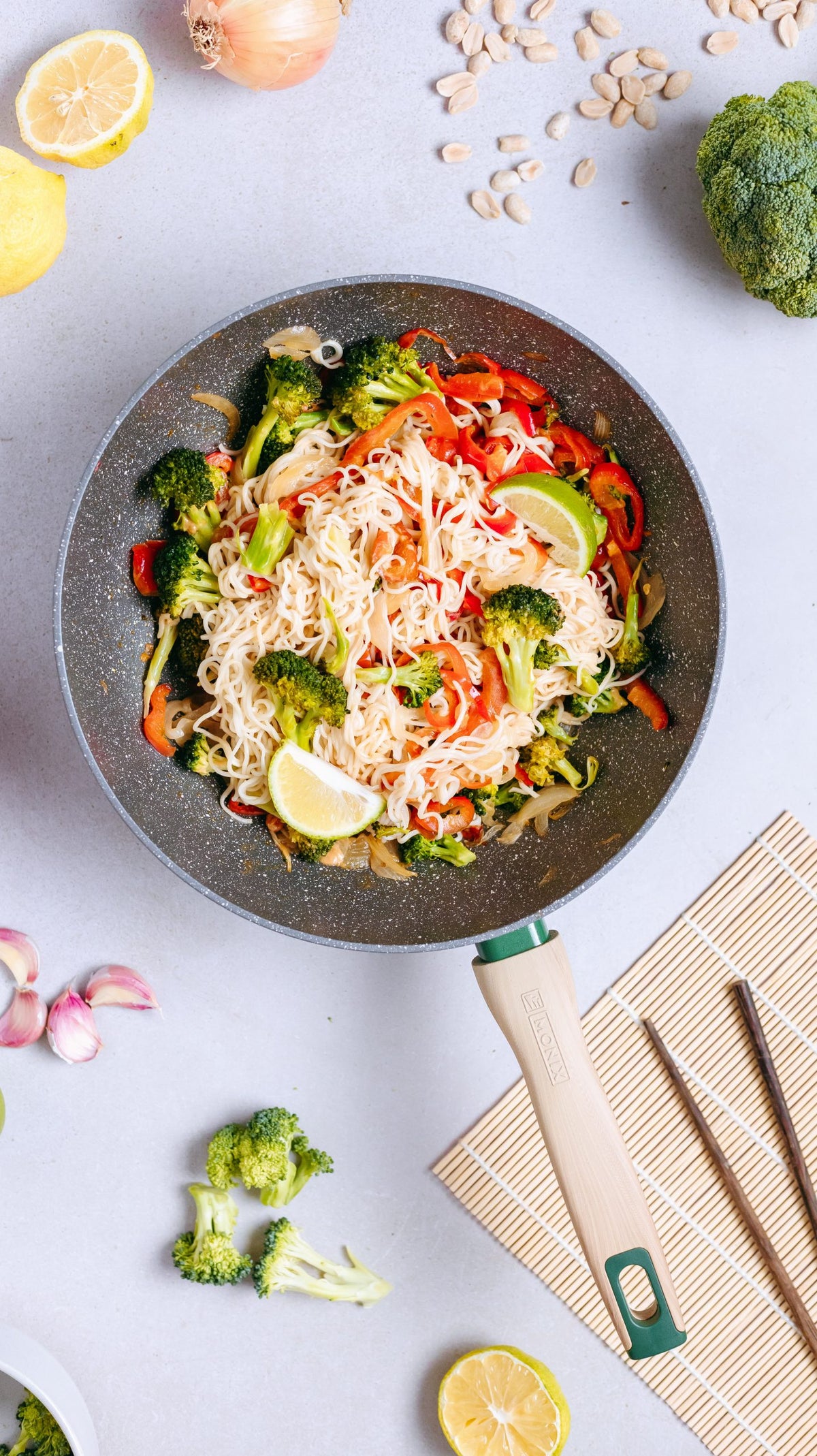 Wok-Gemüse mit Erdnusssauce