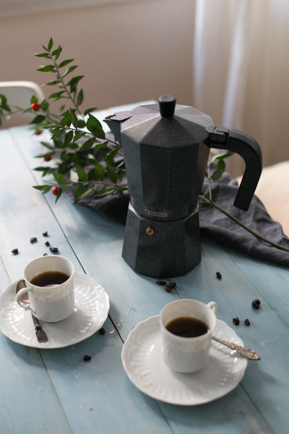 Wie man Kaffee mit einer echten italienischen Kaffeemaschine zubereitet