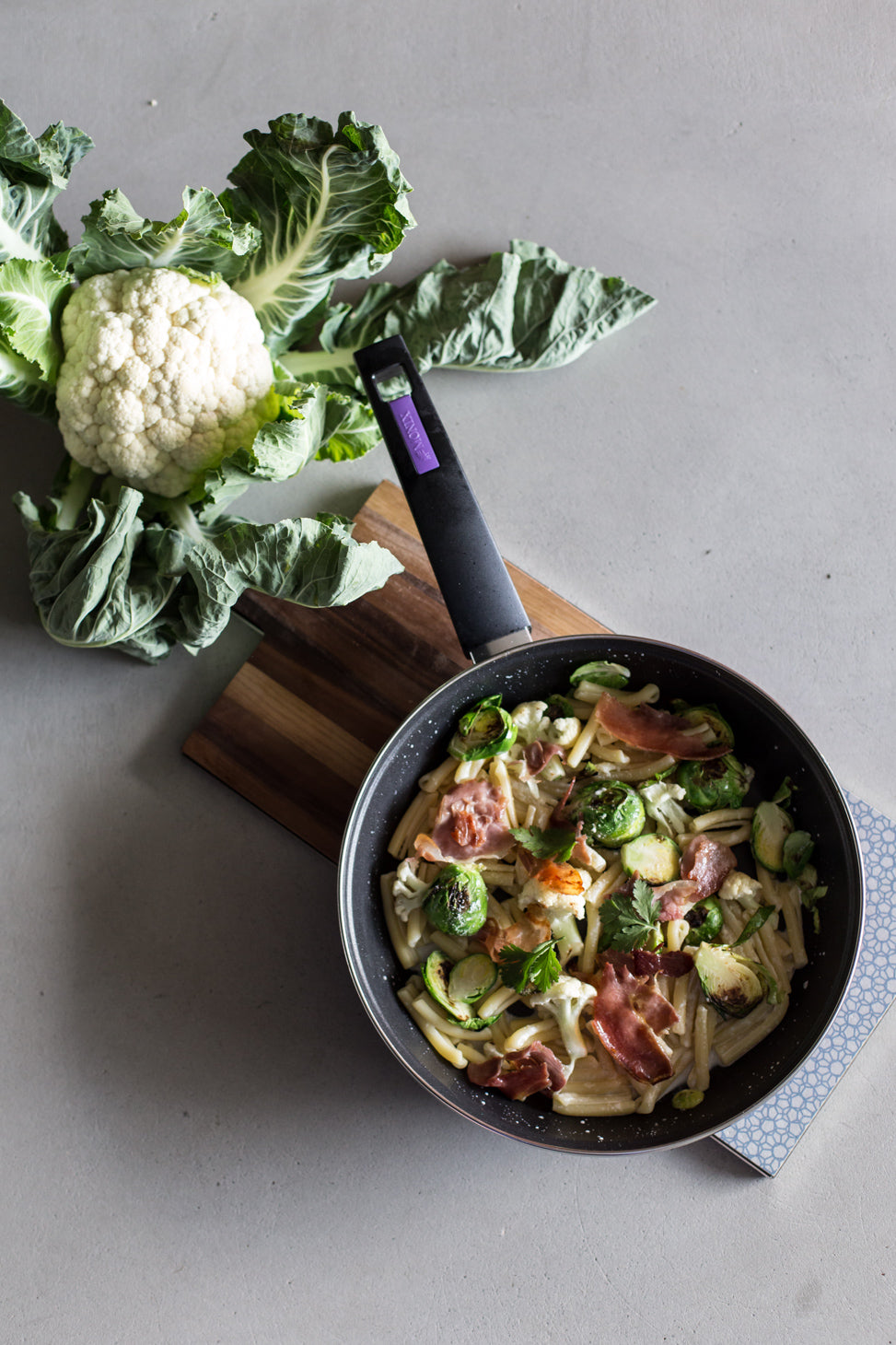 Pasta mit Blumenkohl und knusprigem Schinken