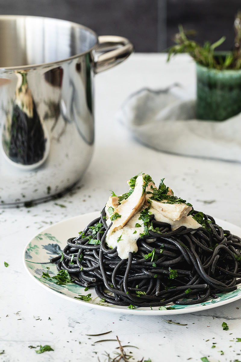 Sepia-Nero-Pasta mit Käsesauce und Garnelen