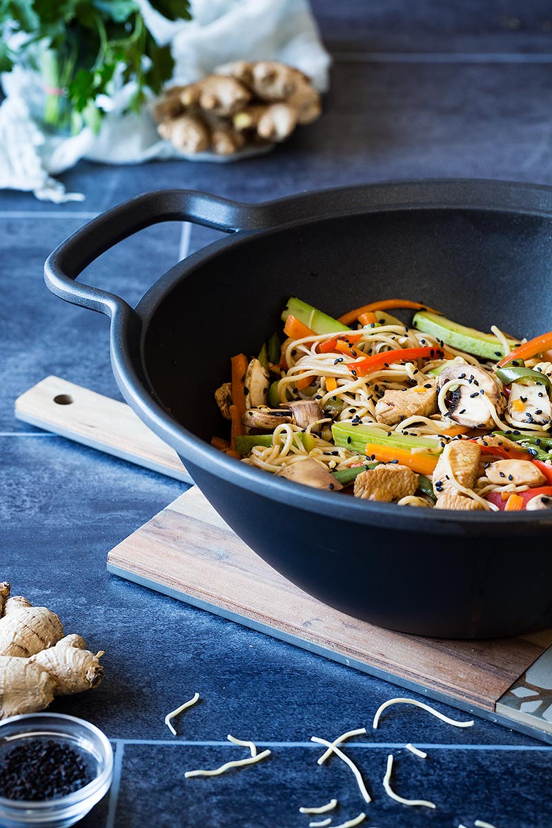 Wok di noodles con pollo e verdure