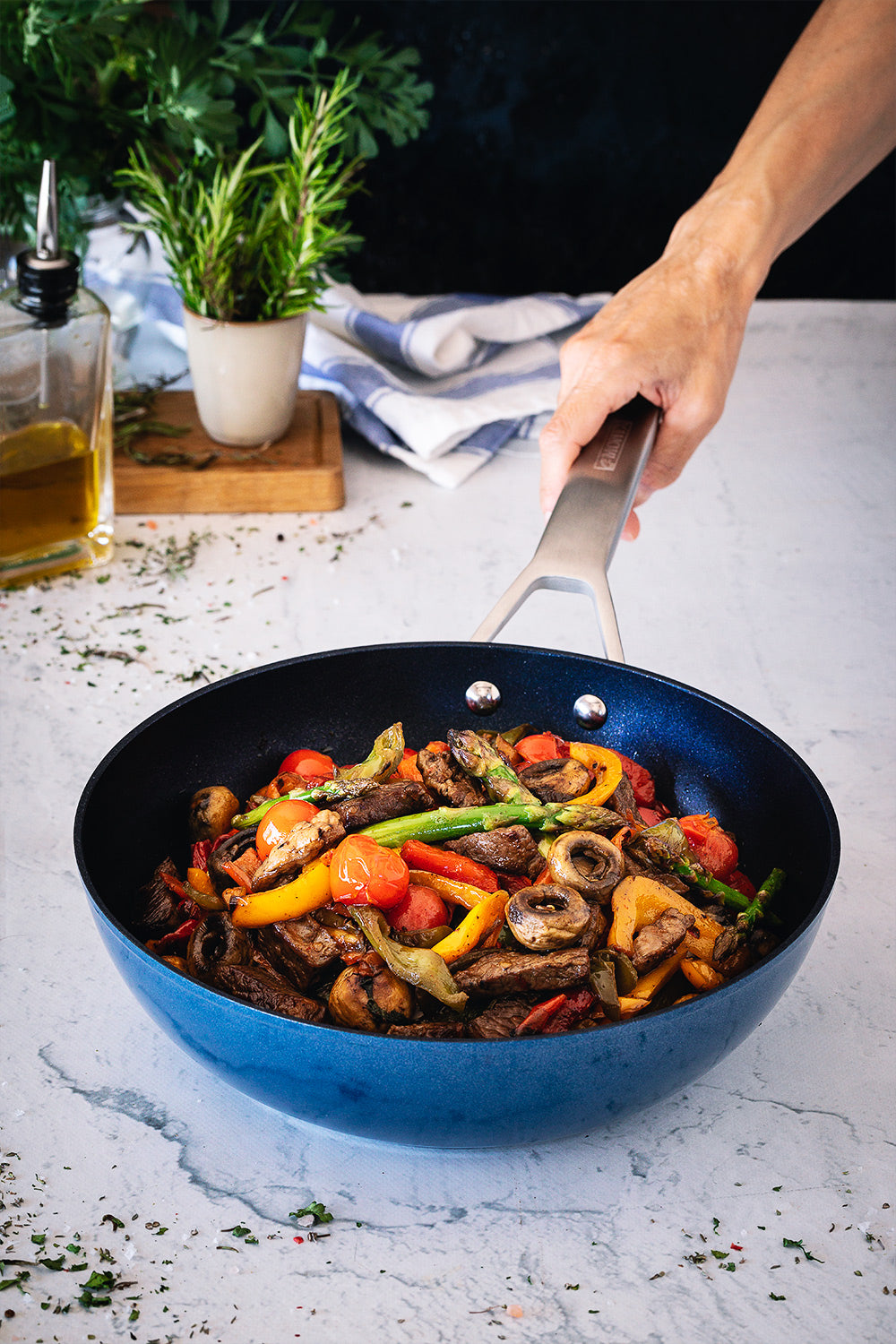 Wok mit Gemüse und Fleischstück