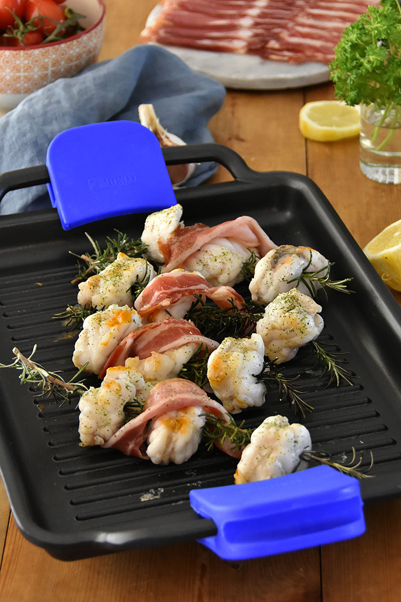 Brochetas de rape con beicon
