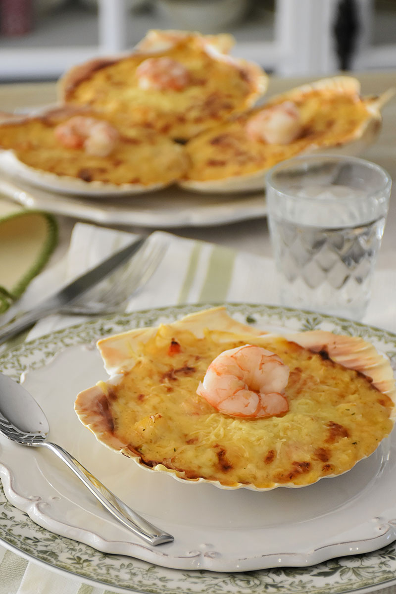 Gratinated fish and shrimp in their shells