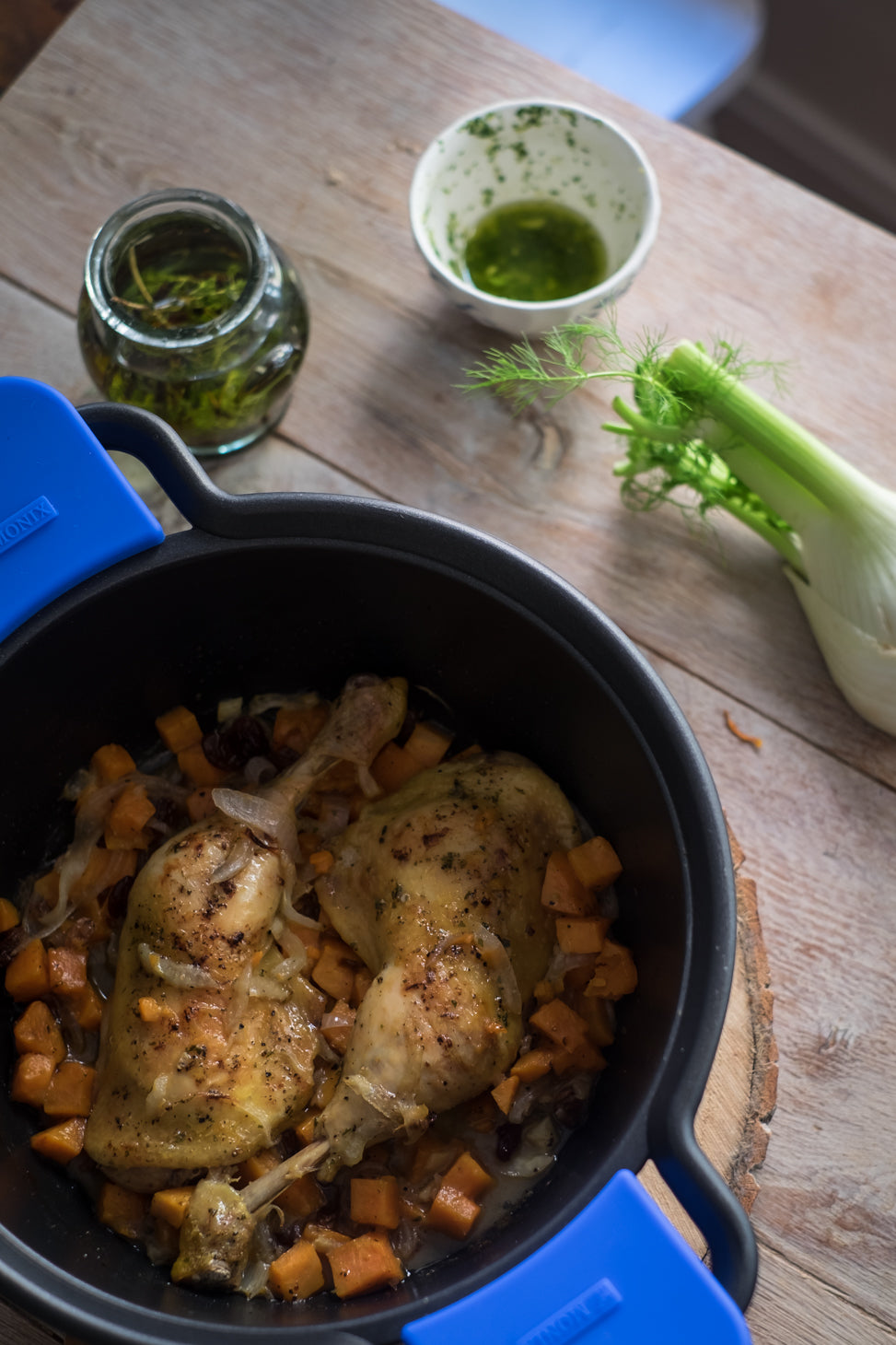Cosce di pollo arrostite con batata e finocchio