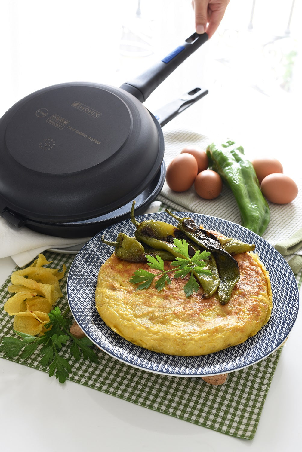 Tortilla di patate con patatine e peperoni verdi