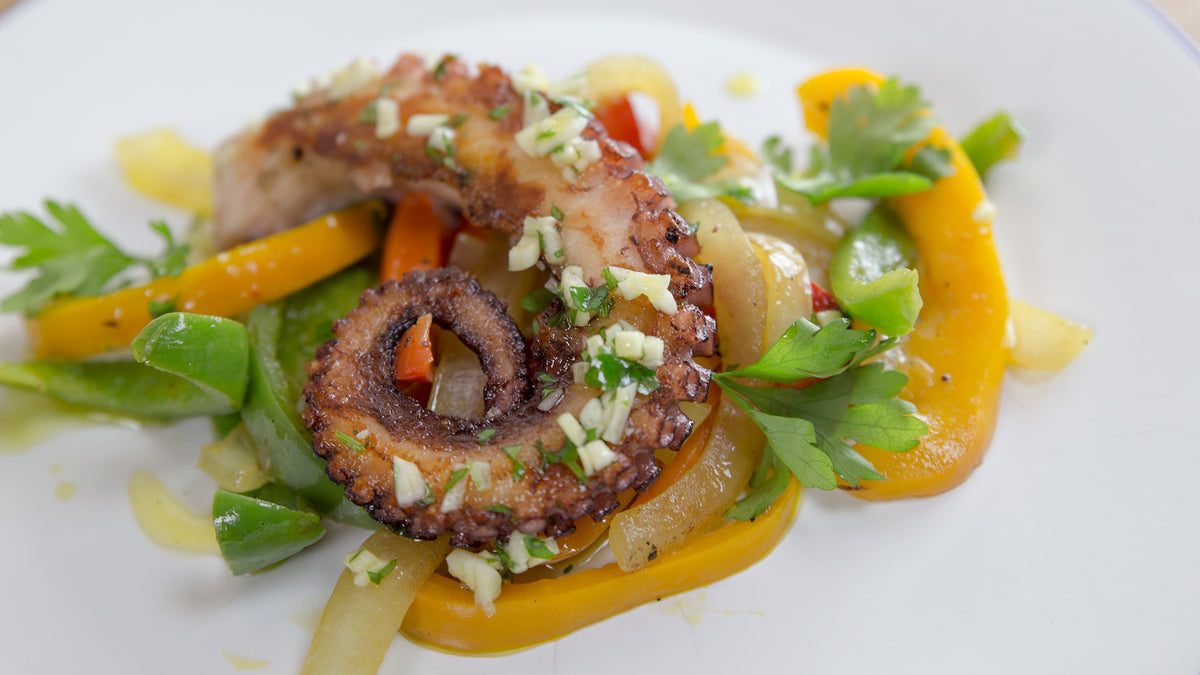 Wok-Gemüse-Mix mit gegrilltem Oktopus