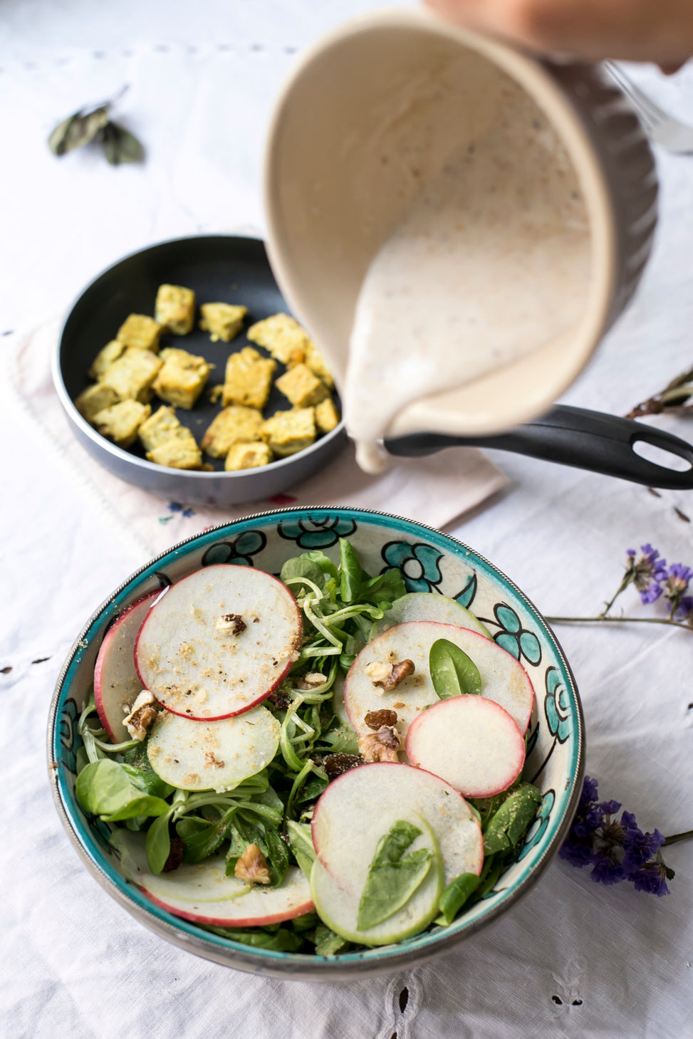 Apfel-Tofu-Salat mit Ziegenquark-Vinaigrette