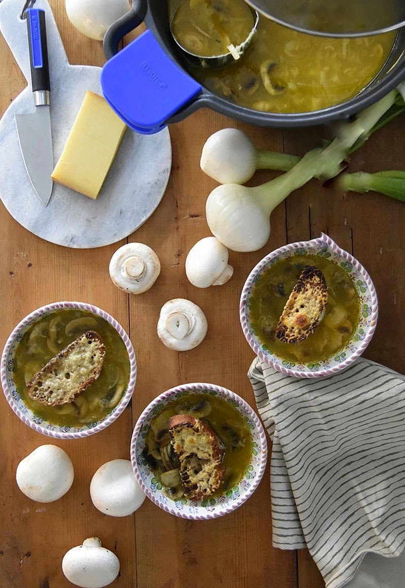 Zwiebelsuppe mit Champignons